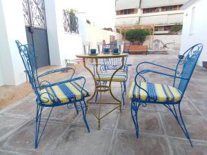 アルゴスにあるMichael's Greek Houseの椅子3脚、テーブル1台、テーブル1脚、椅子1脚