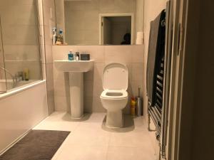 Баня в Private Room & Private Bathroom in Park Royal