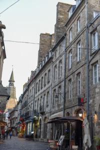 a city street with a large stone building at Les Remparts de Dinan . f3 intramuros. avec wifi in Dinan