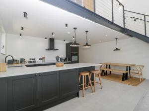 cocina con encimera grande y mesa en Basswood Barn, en Wincanton 37 fotos más