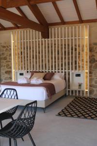Covelo的住宿－Apartamentos Villa Maceira，卧室配有一张床和一张桌子及椅子