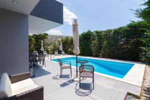 Bazén v ubytování Bright Villa With Swimming Pool nebo v jeho okolí