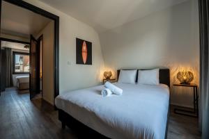ein Schlafzimmer mit einem großen weißen Bett mit zwei Lampen in der Unterkunft Hotel Residentie Vlissingen in Vlissingen