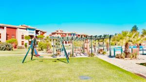 un parco con altalena incastonata nell'erba di Rincón del Golf III - By AC REAL a Isla Canela