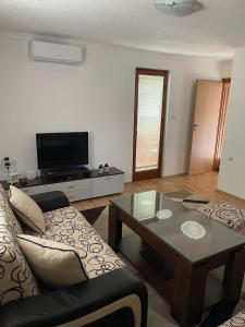 Μια τηλεόραση ή/και κέντρο ψυχαγωγίας στο Muzur Apartment