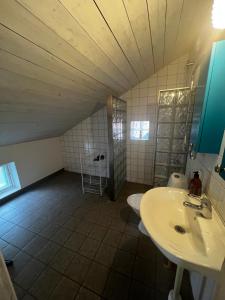 Et badeværelse på Visby City Apartments S:t Hansgatan