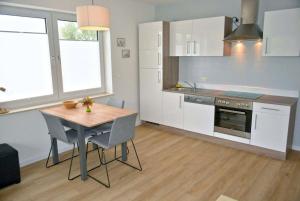 Η κουζίνα ή μικρή κουζίνα στο Haus am Golfplatz Nr 01 Ferienwohnung