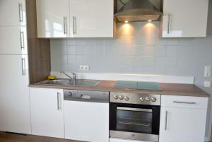 Η κουζίνα ή μικρή κουζίνα στο Haus am Golfplatz Nr 01 Ferienwohnung +6 φωτογραφίες