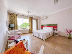 ein Hotelzimmer mit einem Bett und einem Fenster in der Unterkunft Abelia Otel in Canakkale