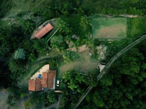 Vue aérienne d'une maison dans une forêt dans l'établissement Recanto Vista Mantiqueira, à Guararema