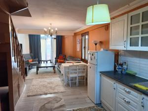 uma cozinha e sala de estar com um frigorífico e uma mesa em Villa Telpher em Sapanca
