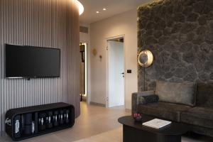 Una televisión o centro de entretenimiento en Apikia Santorini