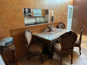 ein Esszimmer mit einem Tisch und Stühlen in der Unterkunft GBS Usce Apartments in Belgrad