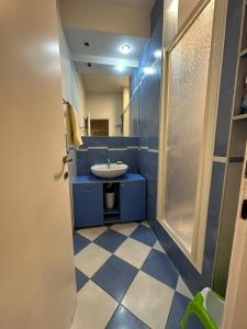 bagno blu con lavandino e specchio di GBS Usce Apartments a Belgrado