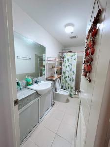 ein Bad mit einem Waschbecken und einem WC in der Unterkunft Affordable 2BR with Terrace Shan Place Infina Tower-QC in Manila