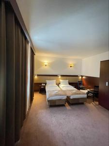 a bedroom with two beds and a large window at Hotel City Inn Hamburg-Mitte in Hamburg