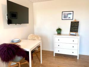 een kamer met een tafel en een schoolbord aan de muur bij Bøgelund Sleep-in in Karup