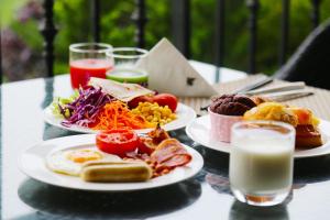 drei Teller mit Lebensmitteln auf einem Tisch mit Milch in der Unterkunft JW Marriott Hotel Zhejiang Anji in Anji