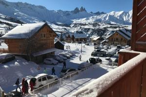 un grupo de personas en la nieve en un pueblo en Les aiguilles d arves n 29, en Albiez-Montrond