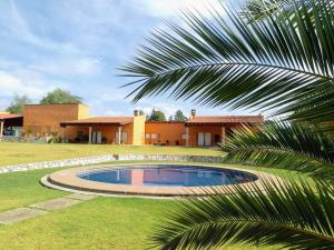 a house with a swimming pool in the yard at Casa Boutique La Loma in Huasca de Ocampo