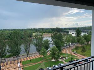 Výhled na řeku, která protéká v blízkosti hotelu