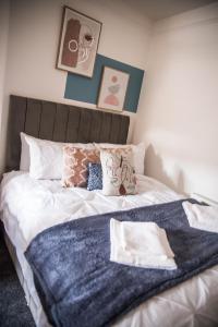 uma cama com um cobertor azul em cima em Blackpool Abode - Laguna Studio Apartment em Blackpool