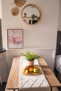 uma mesa de madeira com um prato de fruta em Blackpool Abode - Laguna Studio Apartment em Blackpool