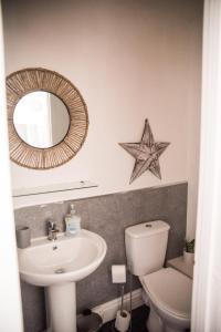 uma casa de banho com um lavatório, um WC e um espelho. em Blackpool Abode - Laguna Studio Apartment em Blackpool