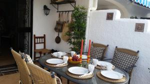 een tafel met daarop borden met eten bij Mandarinos 16 Urb SJ de Capistrano in El Molino