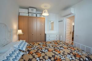 een slaapkamer met een bed met een bloemenbed bij Mandarinos 16 Urb SJ de Capistrano in El Molino +28 foto's