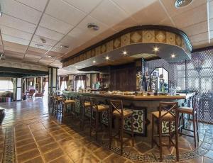 um bar num restaurante com cadeiras e um balcão em Hotel Wellness Marbella Hills em Ojén