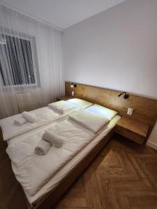 Un dormitorio con una cama grande con dos almohadas encima. en Apartament Wakacyjna 5/2, en Mielno