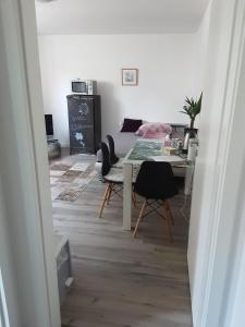 een woonkamer met een tafel en stoelen en een bed bij Zimmer Anna in Parchim