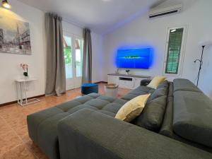 a living room with a couch and a tv at Villa Stina in Pisak