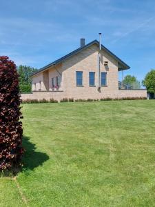 une maison avec une grande cour devant elle dans l'établissement Baloe, à Manderfeld