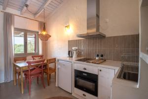 Kuchyň nebo kuchyňský kout v ubytování Nômade Melides Eco Lodge