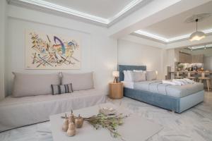 sala de estar con 2 camas y sofá en Ex Animo - Luxury Apartments, en Zakynthos