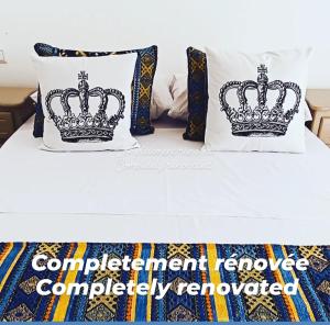 duas almofadas da coroa numa cama com duas almofadas da coroa em SULTANA Beach Riad em Saïdia