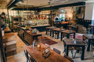 - un restaurant avec des tables et des chaises dans une salle dans l'établissement SEPHS Hotel Sittard, à Sittard