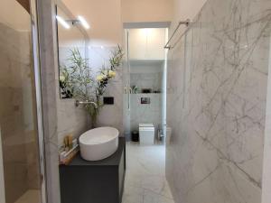 Vonios kambarys apgyvendinimo įstaigoje Appartamento Portici Rossi- Centro Storico