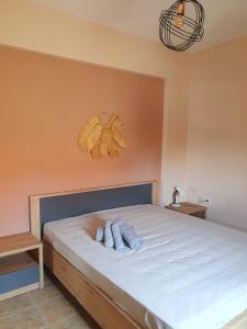 um quarto com uma cama com duas toalhas em Island apartment N.Skioni em Nea Skioni