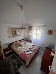 - une chambre avec un lit et des serviettes dans l'établissement apartmentinscalea, à Scalea