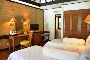 Een bed of bedden in een kamer bij Merumatta Senggigi Lombok