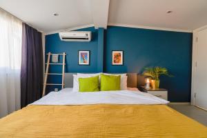 um quarto com uma cama grande e uma parede azul em Stylish Flat Near Hadrians Gate em Antalya