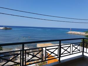 uma vista para o oceano com pessoas nadando na água em Island apartment N.Skioni em Nea Skioni