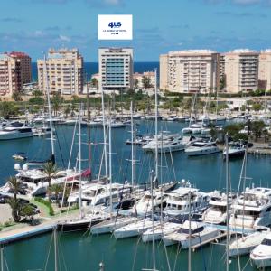 un groupe de bateaux amarrés dans un port de plaisance dans l'établissement 4Us LA MANGA VIP HOTEL, à La Manga del Mar Meno