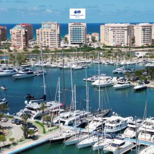 een groep boten aangemeerd in een jachthaven bij 4Us LA MANGA VIP HOTEL in La Manga del Mar Menor