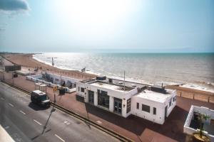 een gebouw naast een strand met de oceaan bij Horizon in Hastings