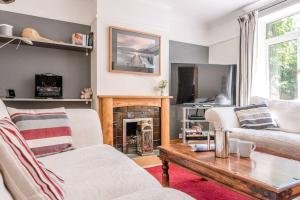uma sala de estar com dois sofás e uma lareira em Number 27, Alderton em Woodbridge