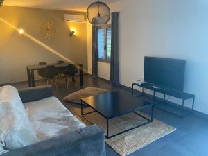 Televízia a/alebo spoločenská miestnosť v ubytovaní Casa di Laura + 1 fotografia